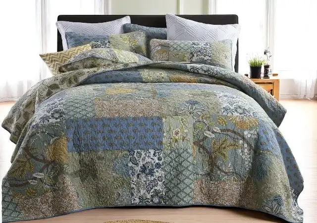 Secgo Sage Green King Comforter Set – 3-Piece 100% Cotton Lightweight Quilt with Patchwork Design and Pillow Shams on a Boho-Styled Bed.